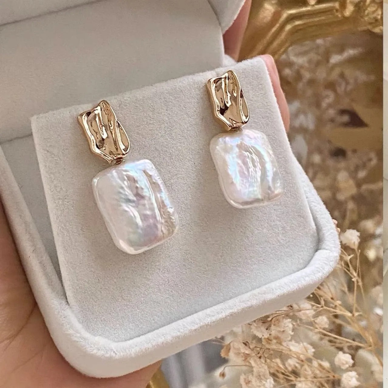 Aiah – Goldene Ohrringe mit eleganten barocken Perlen