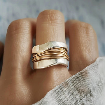 Thalia – Silberring mit verflochtenen Goldfäden