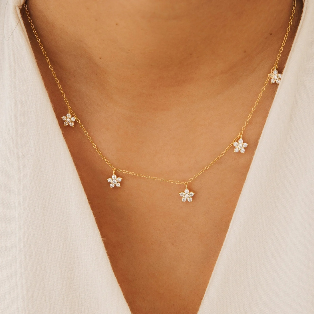 Halskette mit zarten Diamantblumen