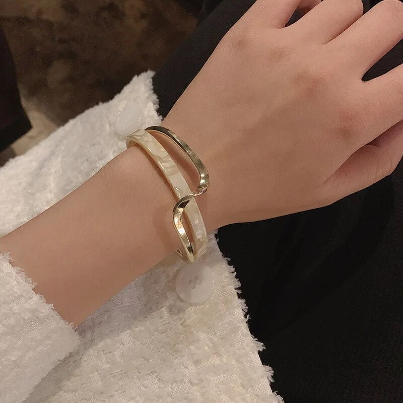 Wellenarmband mit Perlenbesatz - 18K vergoldetes Armband