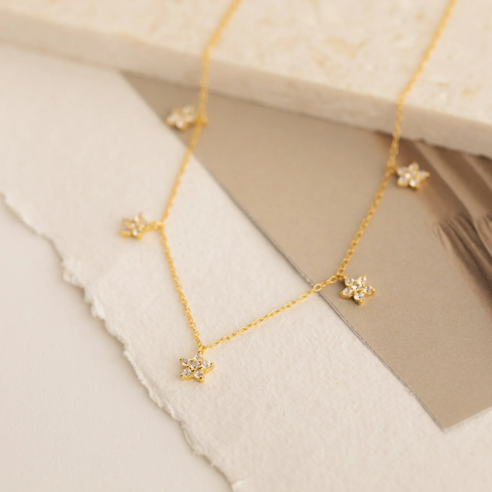 Halskette mit zarten Diamantblumen