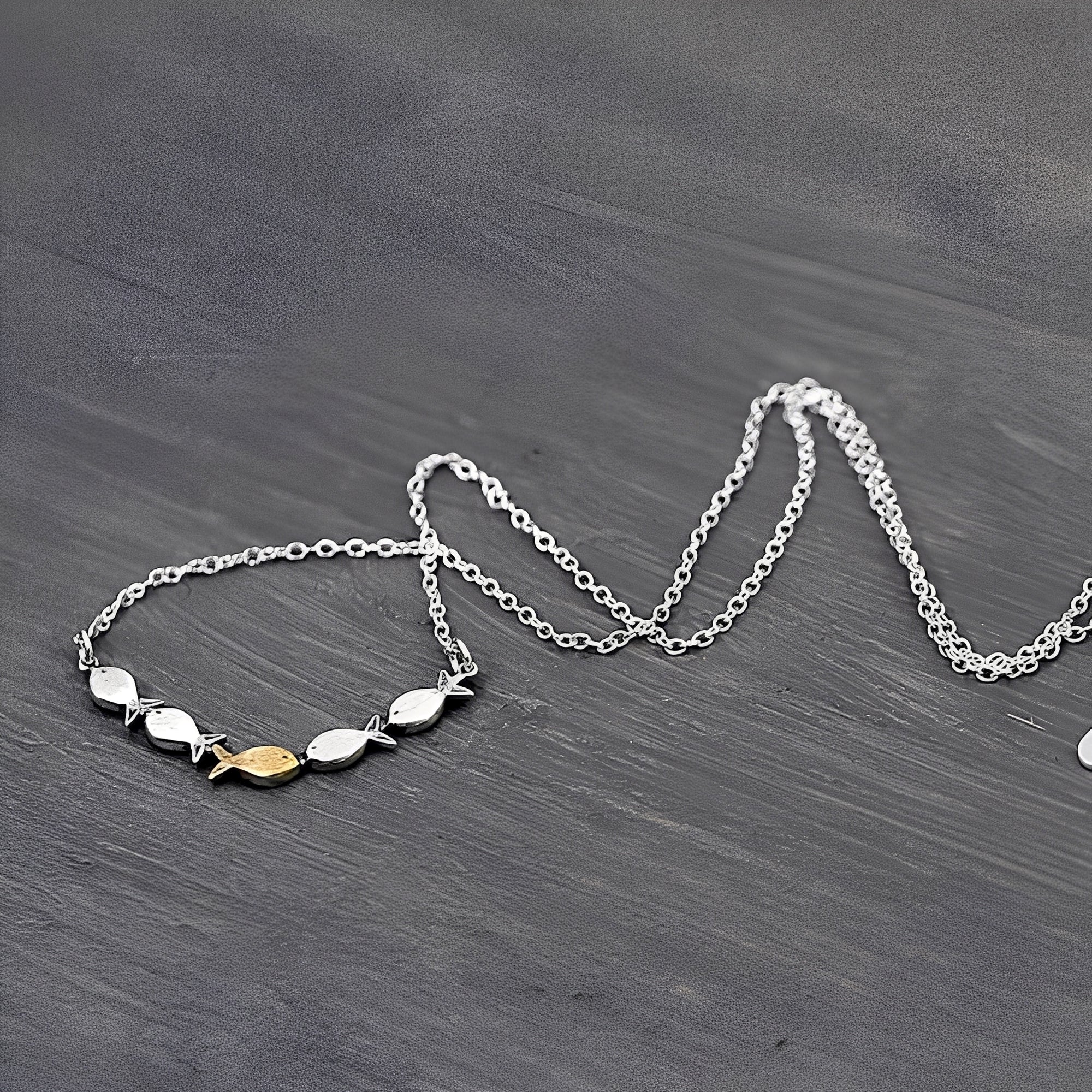 Amandine – Elegante Halskette mit goldenem Fisch