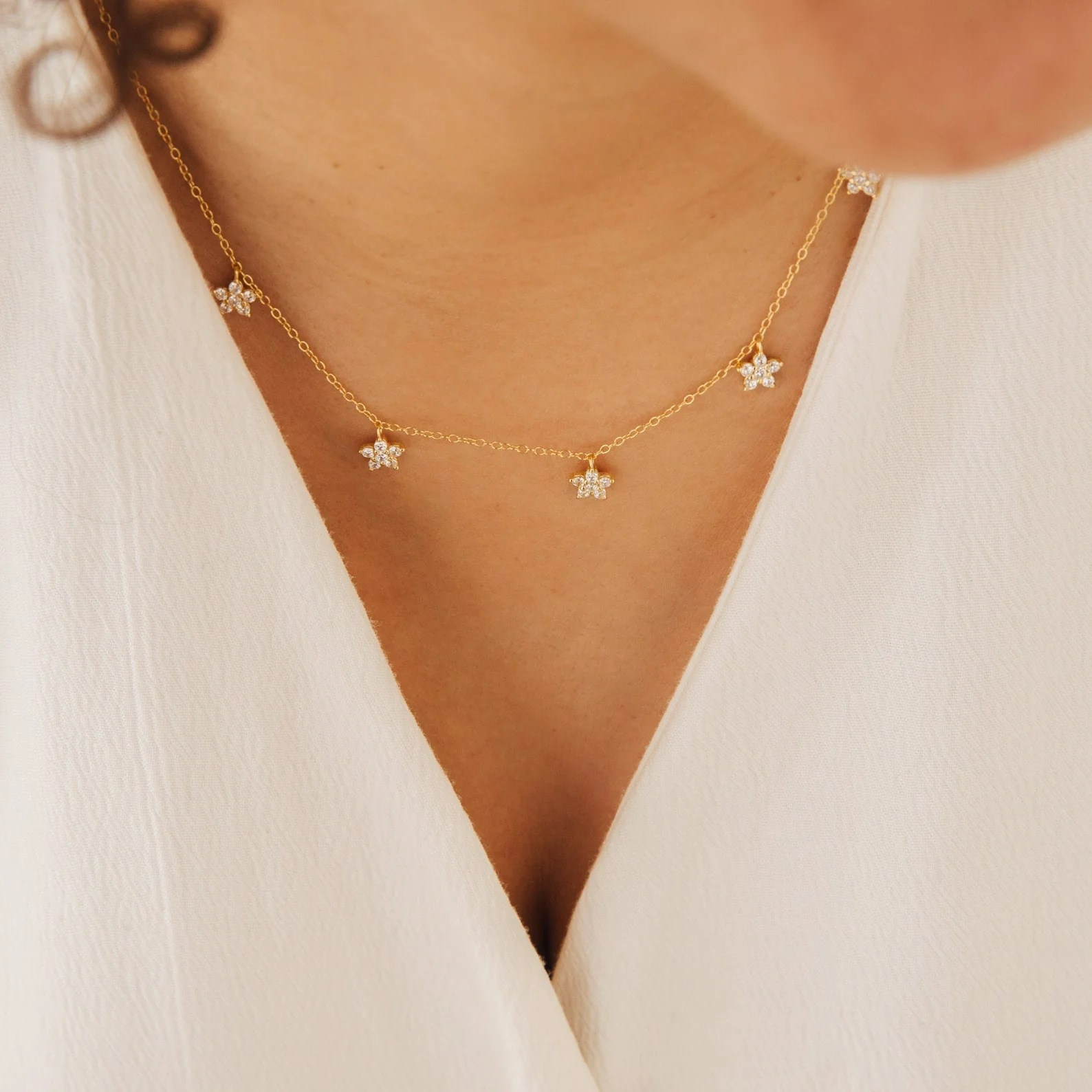 Halskette mit zarten Diamantblumen