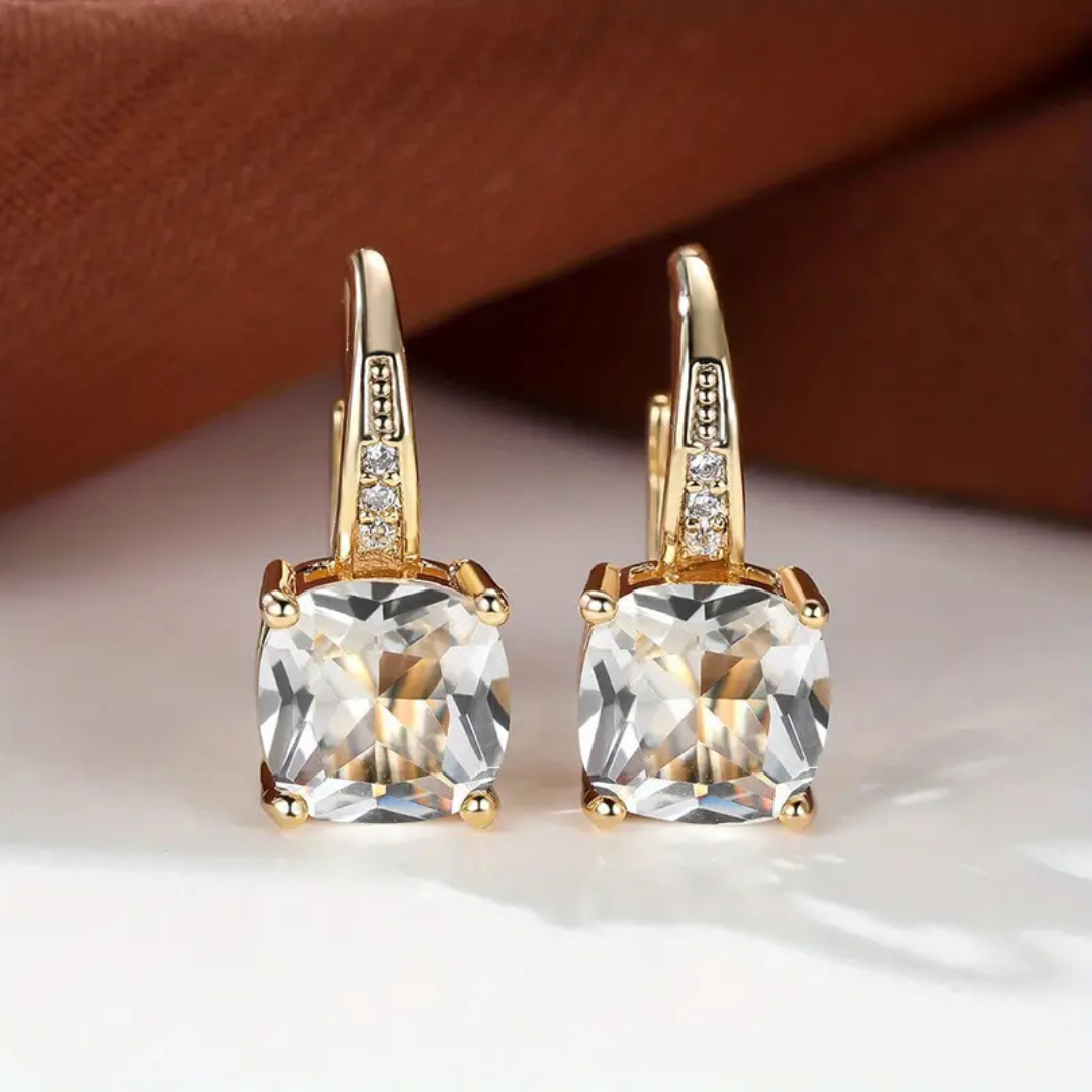 Naoko – Elegante Creolen mit glänzenden Steinen
