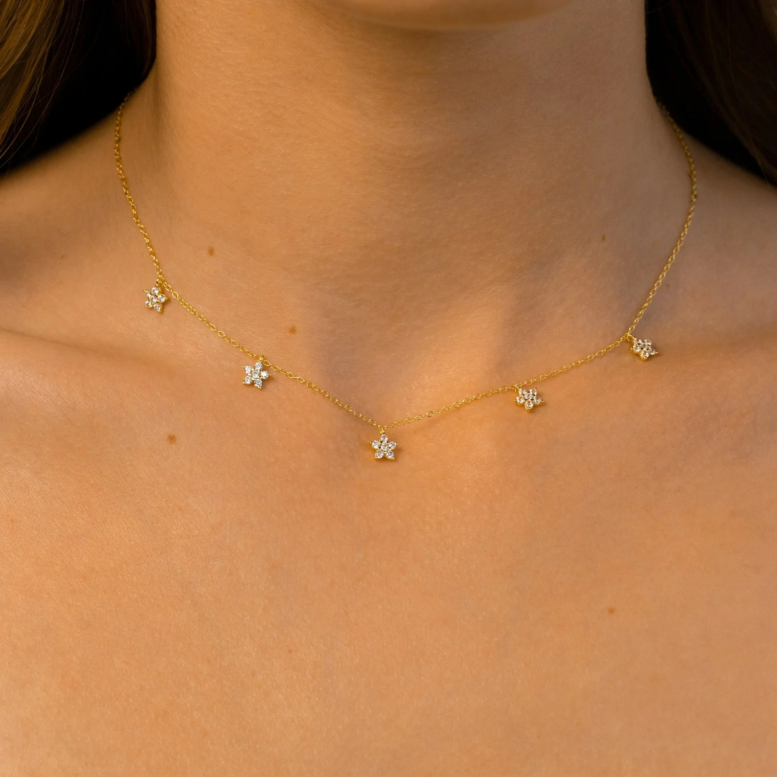 Halskette mit zarten Diamantblumen