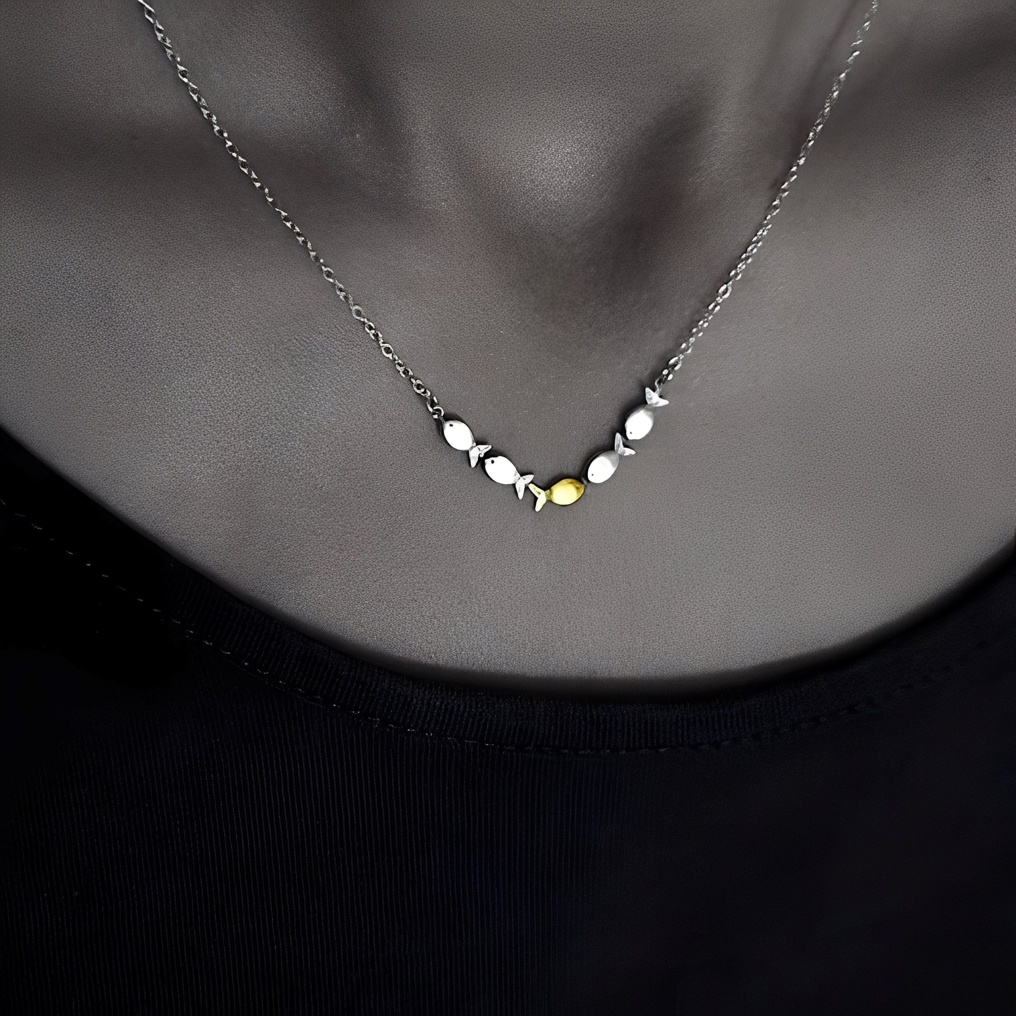 Amandine – Elegante Halskette mit goldenem Fisch