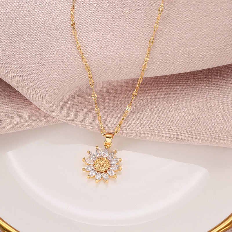 Jennie – Halskette mit Kristall-Sonnenblume und goldener Oberfläche
