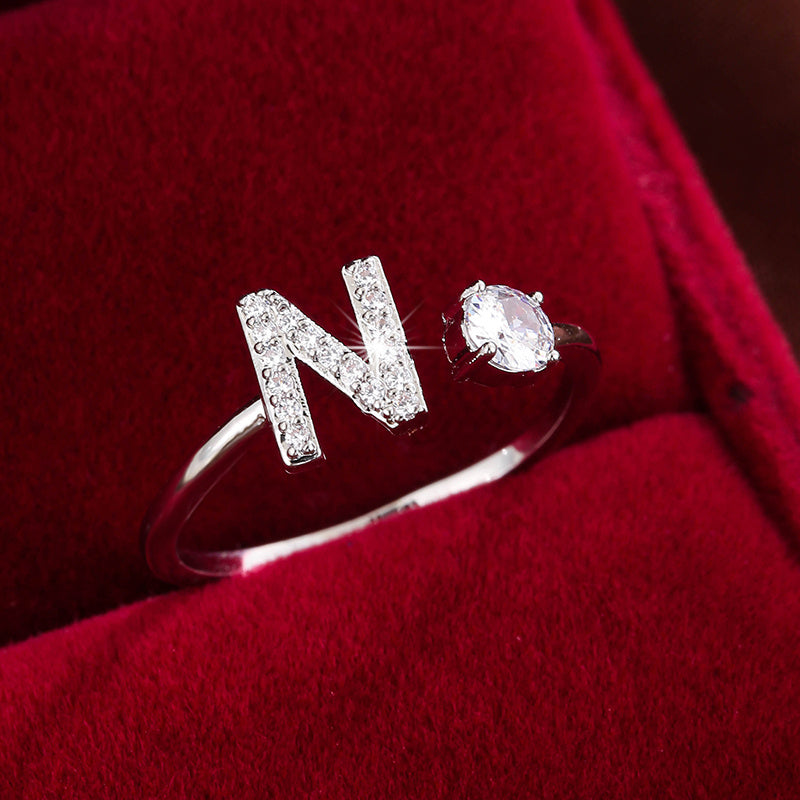 Nova – Moderner offener Ring mit Initiale und Zirkonia