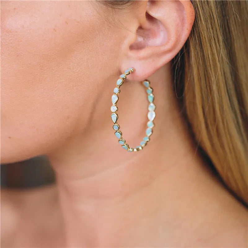 Strahlende Eleganz - Ohrringe aus blauem Opal und Gold