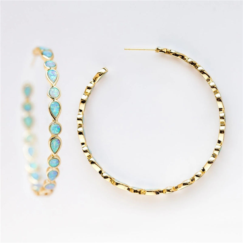 Strahlende Eleganz - Ohrringe aus blauem Opal und Gold