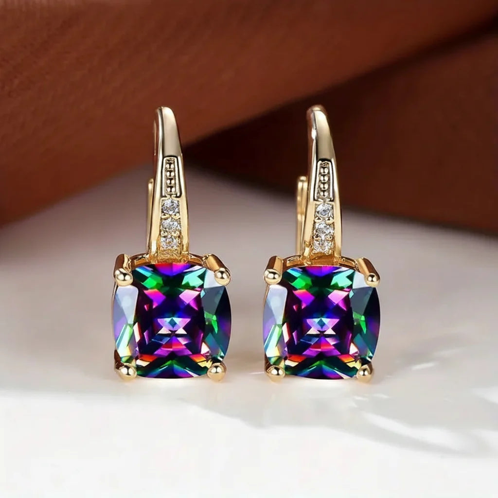 Claudine – Goldene Hoops mit mystischem Saphir