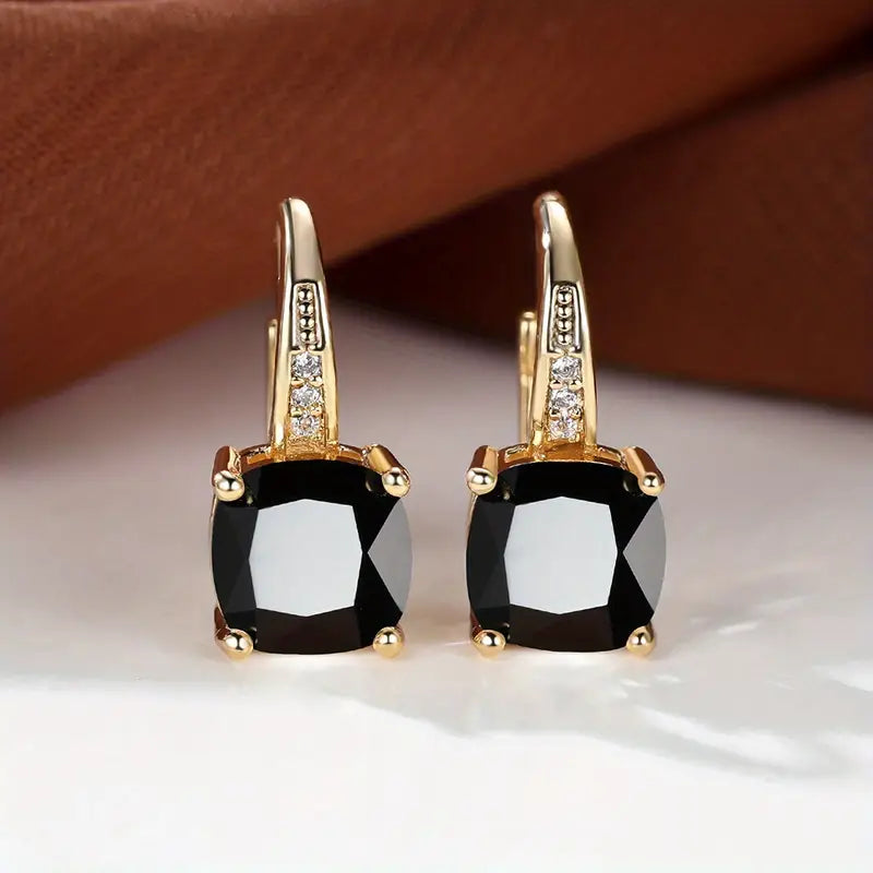 Claudine – Goldene Hoops mit mystischem Saphir