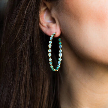 Strahlende Eleganz - Ohrringe aus blauem Opal und Gold