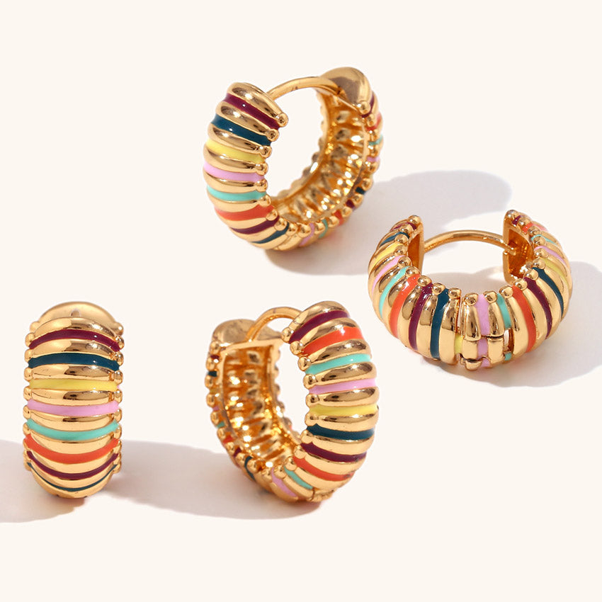 Chelsea – Goldene Creolen mit Regenbogenstreifen
