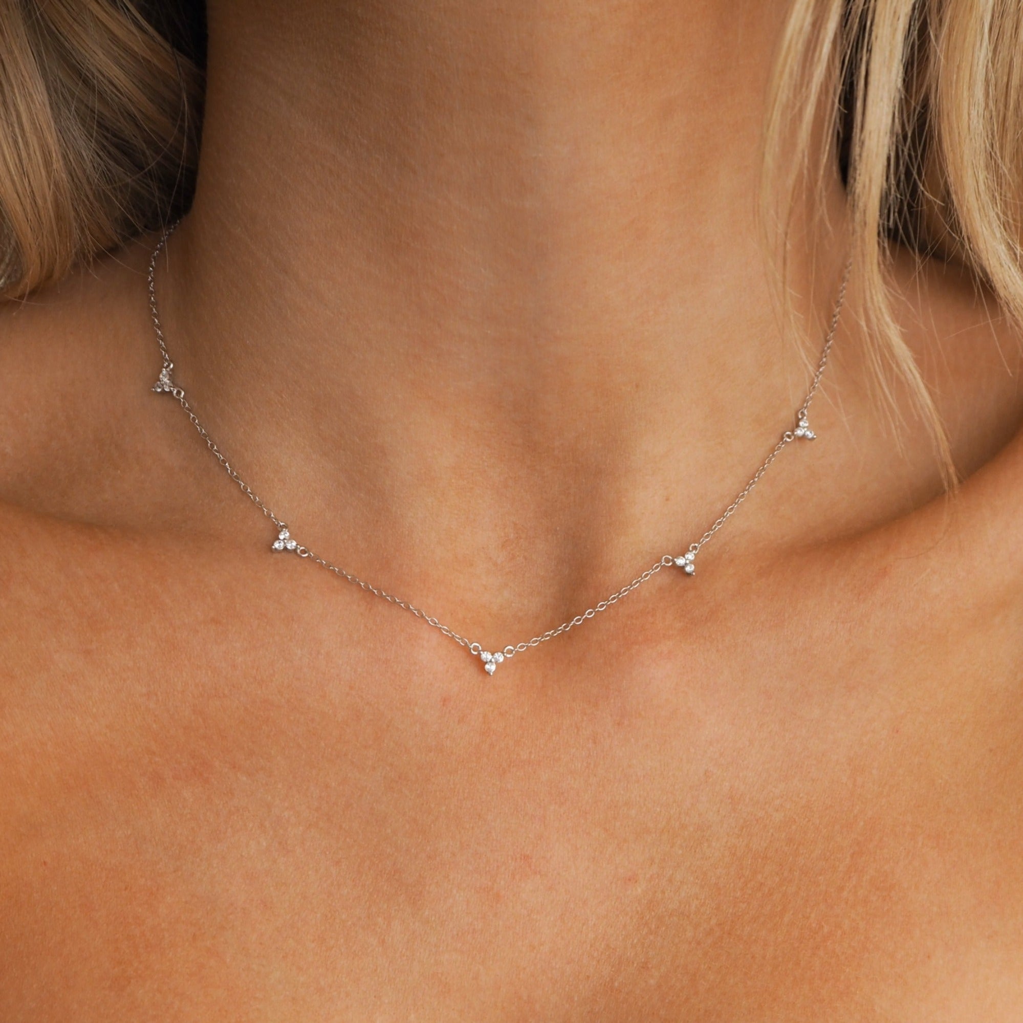 Silberhalsband mit Kristallen in Traubenform