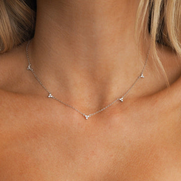 Silberhalsband mit Kristallen in Traubenform