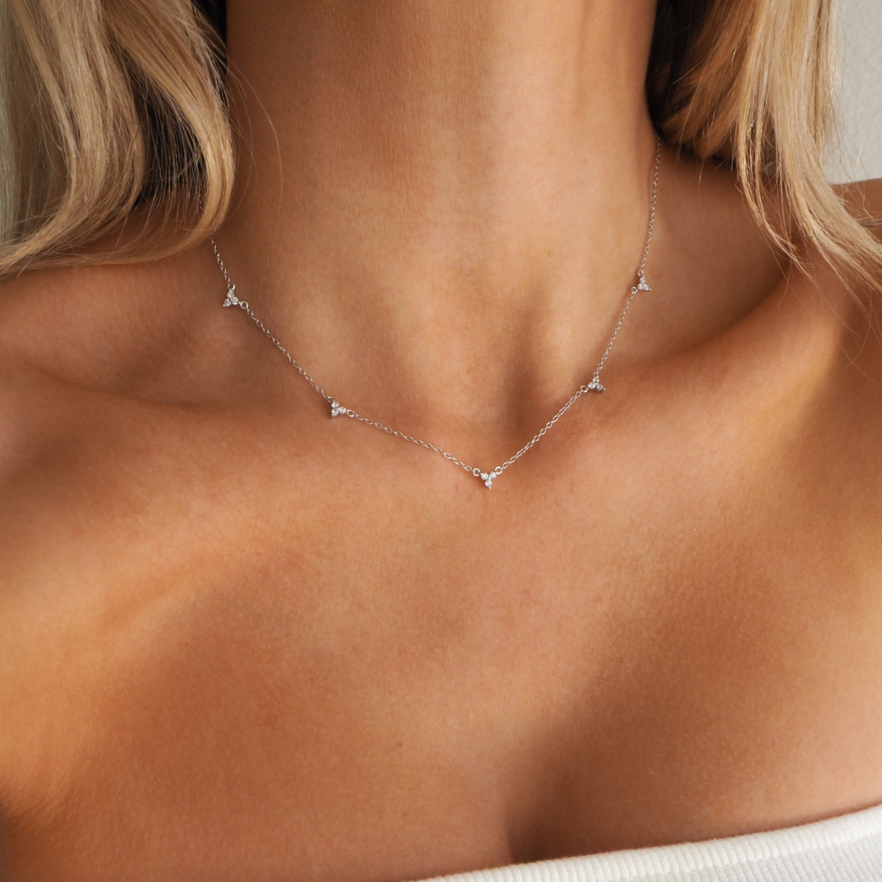 Silberhalsband mit Kristallen in Traubenform