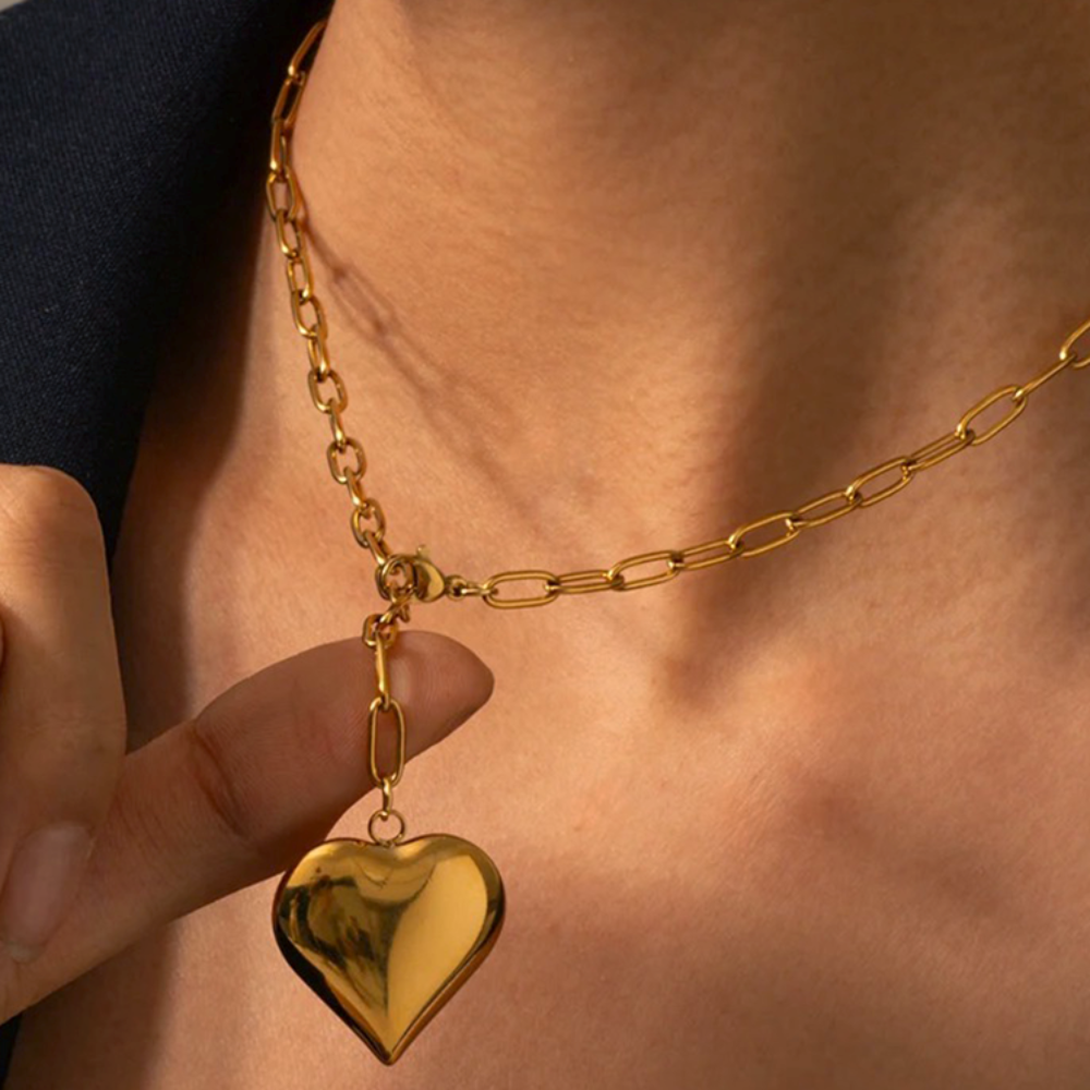 Babette – Goldene Büroklammer-Halskette mit goldenen Herzen