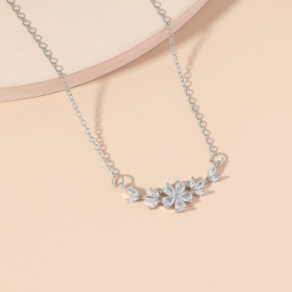 Halsband mit Blumenanhänger - Zirkonia-Blütenblätter-Halsband