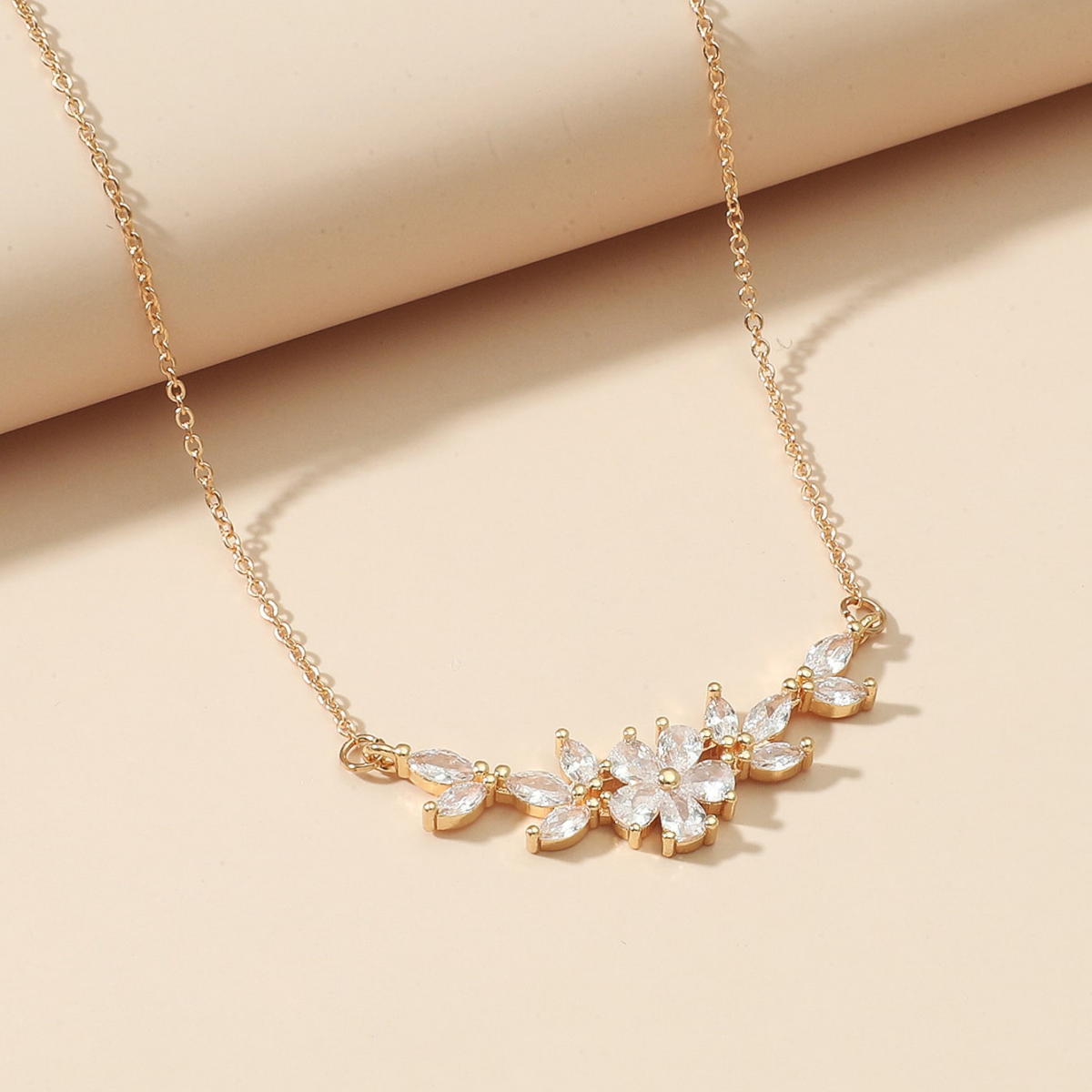 Halsband mit Blumenanhänger - Zirkonia-Blütenblätter-Halsband