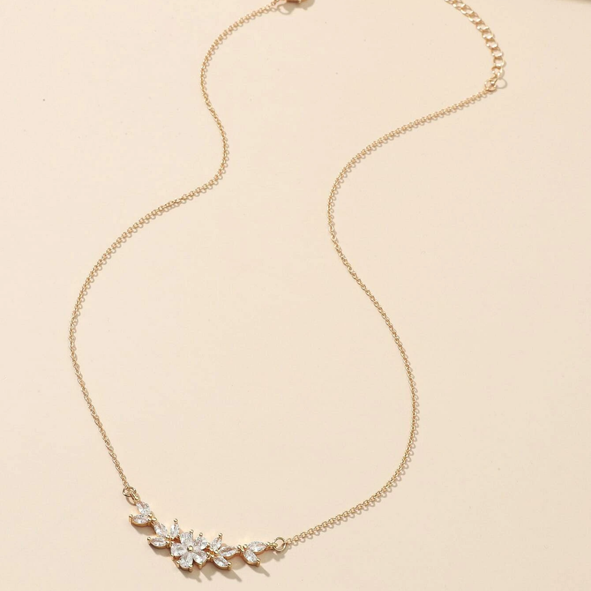 Halsband mit Blumenanhänger - Zirkonia-Blütenblätter-Halsband