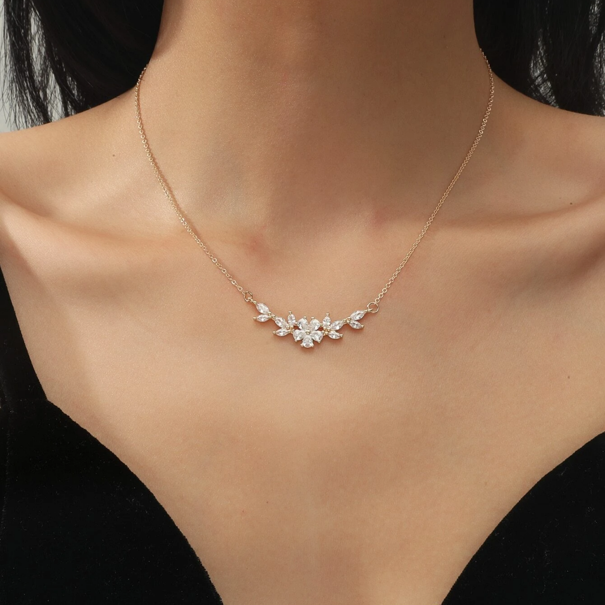 Halsband mit Blumenanhänger - Zirkonia-Blütenblätter-Halsband