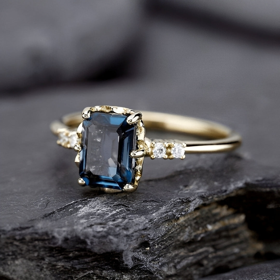Sza – vintage goldener Ring mit blauem Kristall