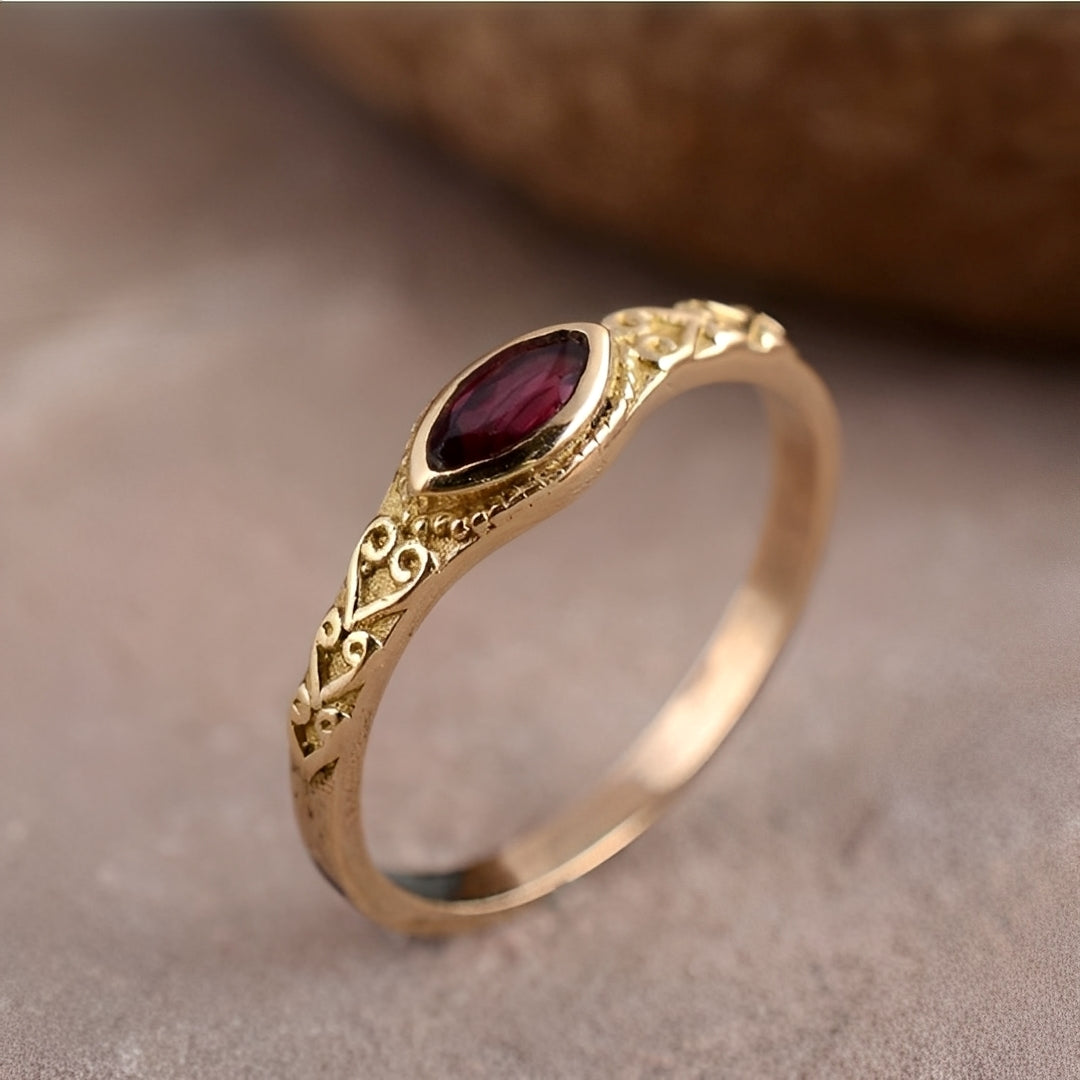 Olga – Goldring mit retro rotem Stein
