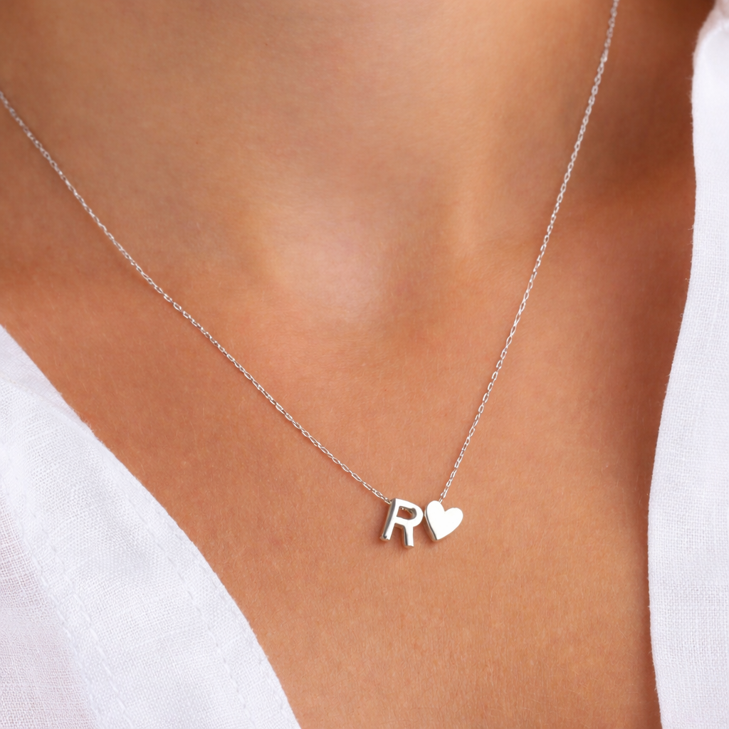 Halsband mit Initialen in Herzform - Personalisierbares Buchstabenherz