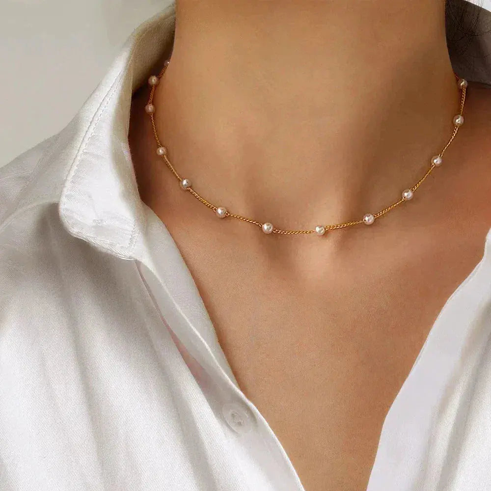 Vivienne – Halskette mit goldenen Perlen