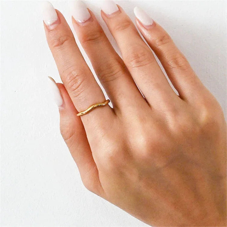 Dianne – Chic überlagerbarer goldener Ring