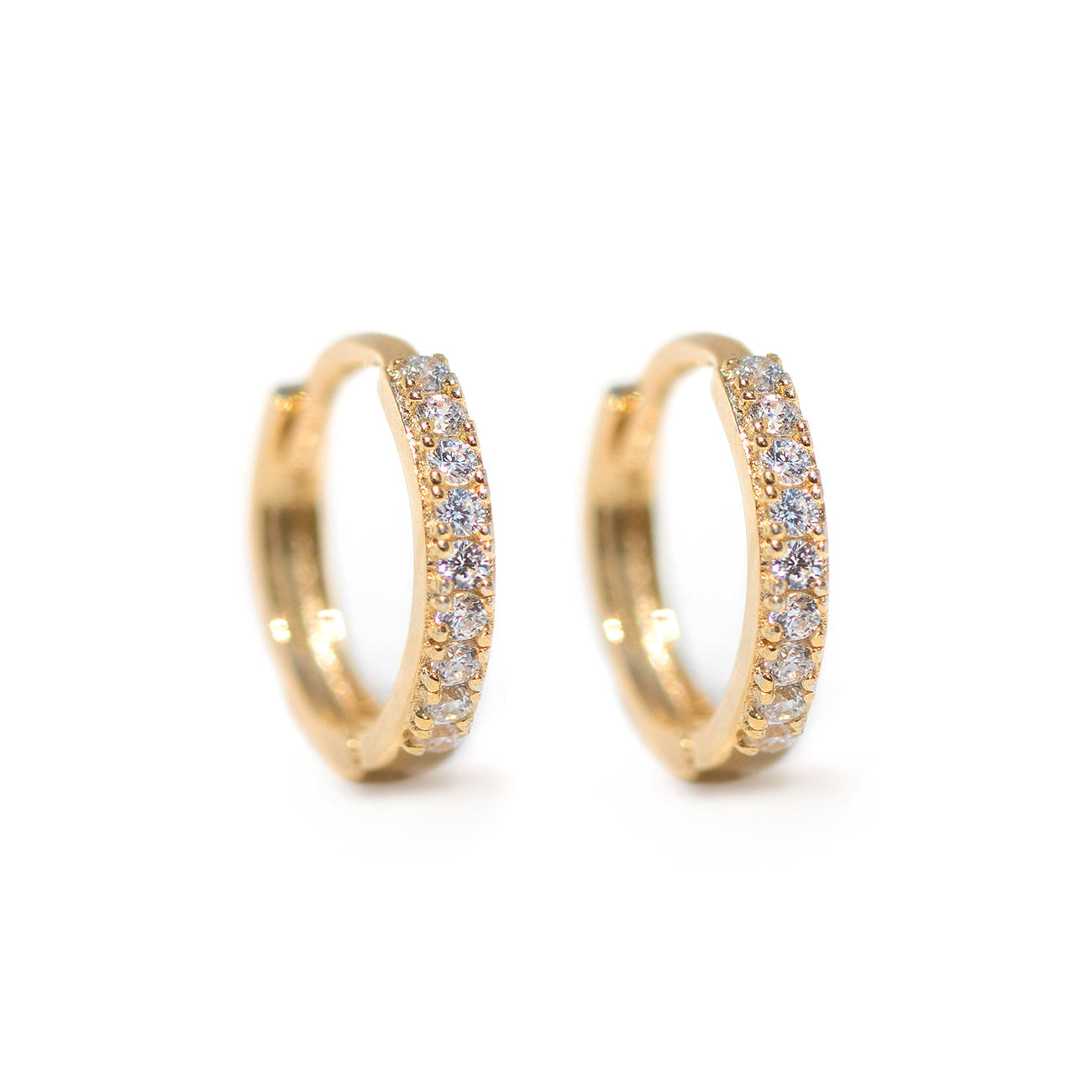 Dünne Huggie Creolen mit Pavé-Kristallen