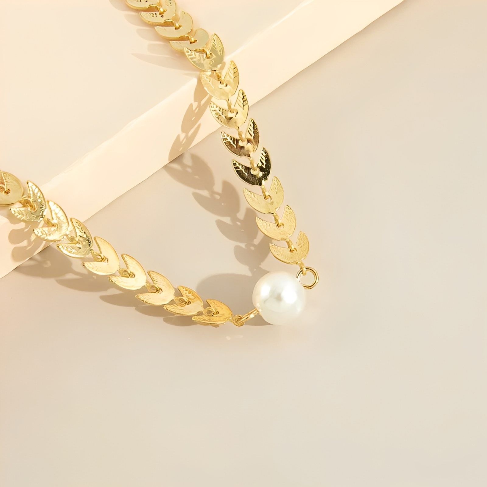 Aria – Elegante römische Halskette aus Gold und Perle