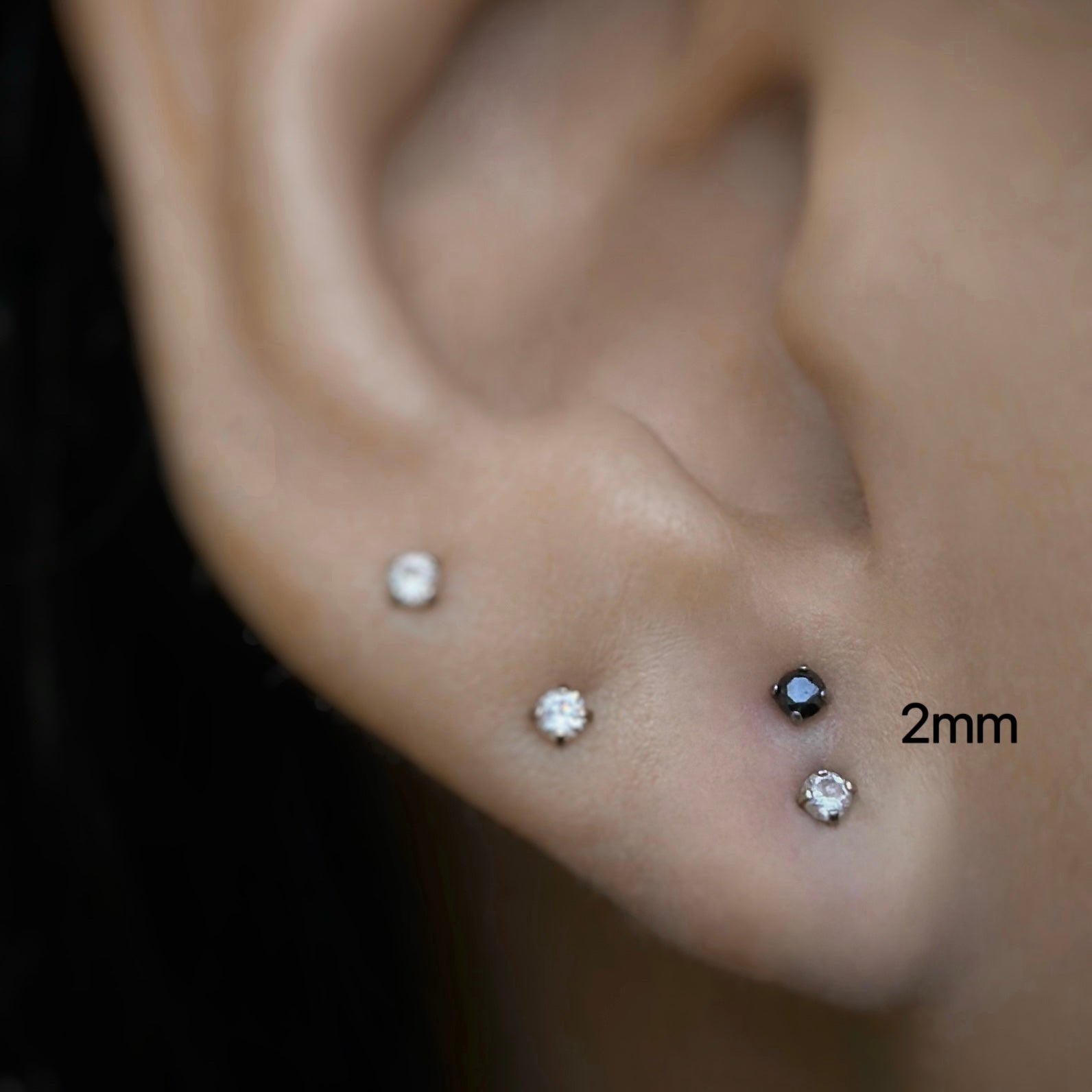 Flache Ohrringe ohne Schraube mit 2 mm und CZ