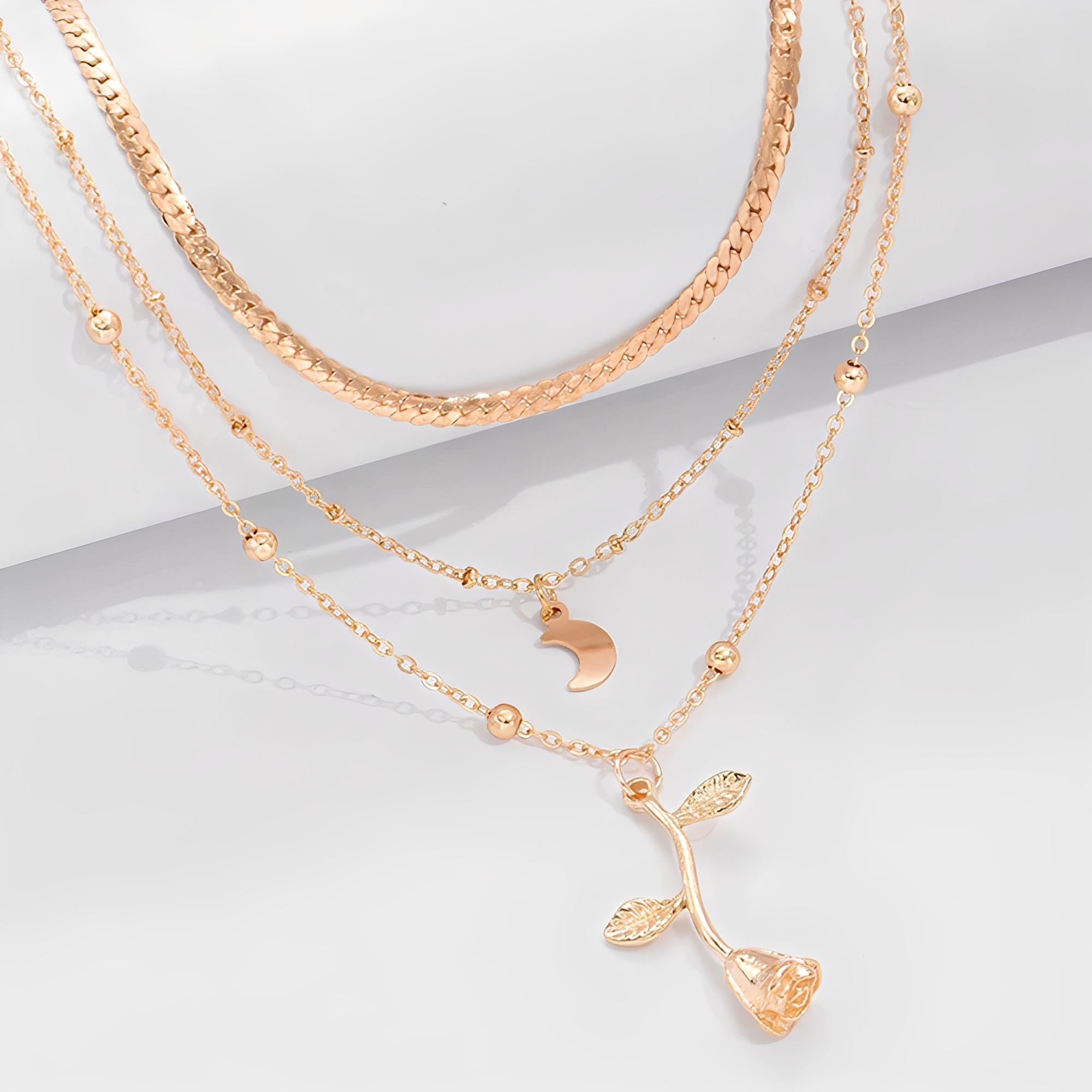 Sylvia – Kette mit rosa Anhänger und Mond aus Gold