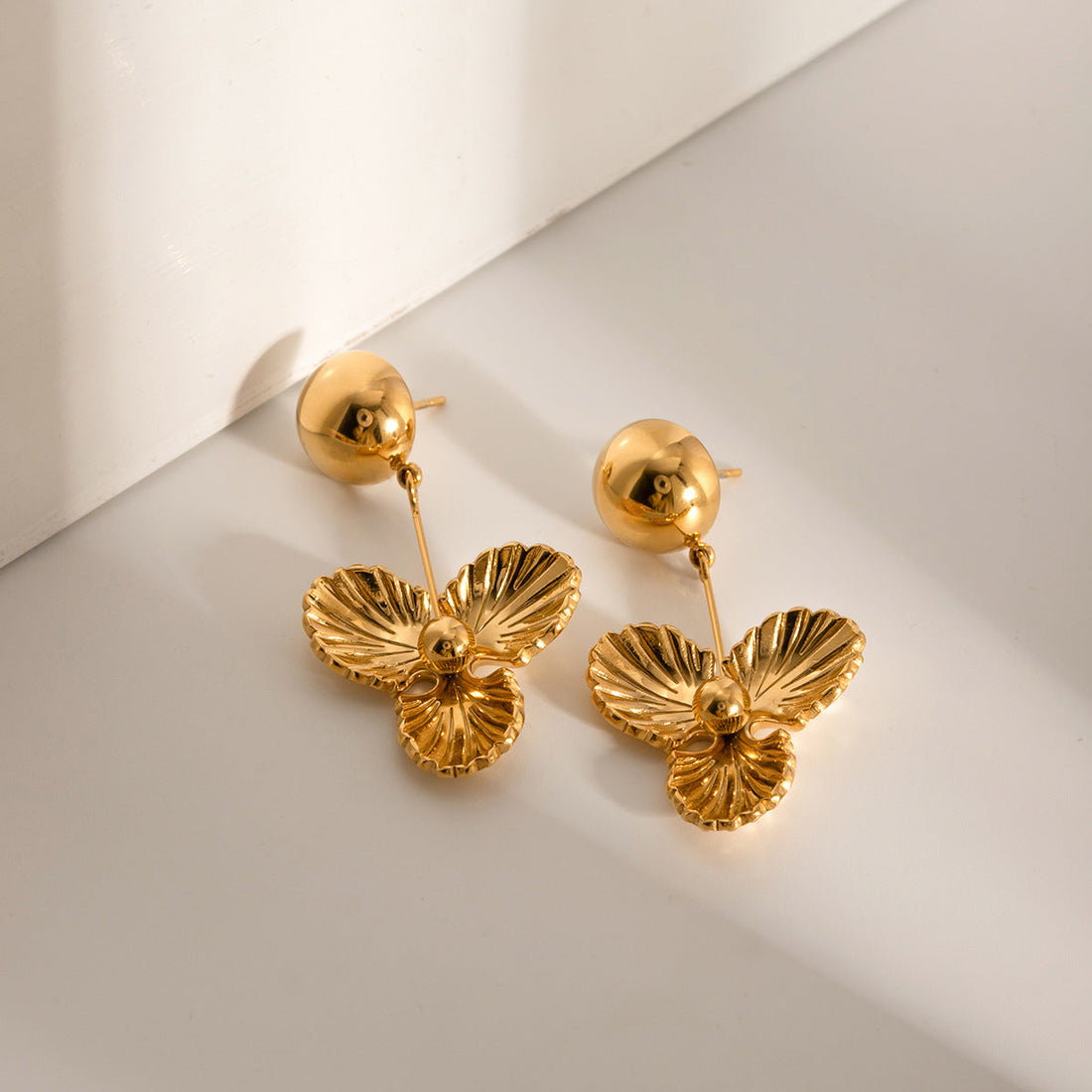 Brianna – Goldene Gedankenohrringe