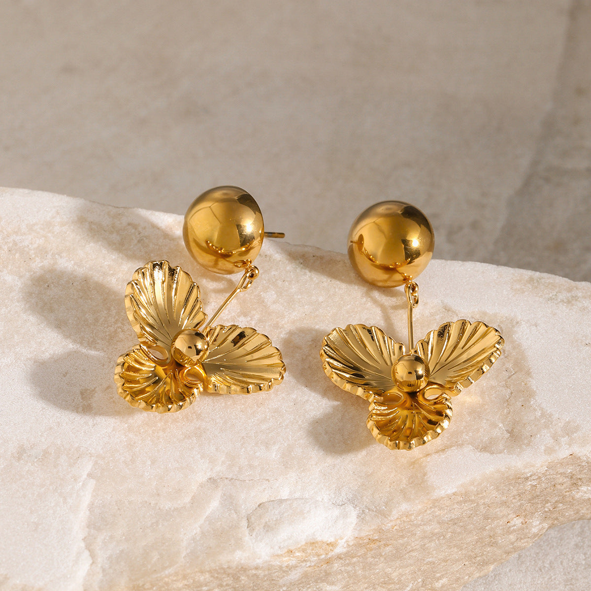 Brianna – Goldene Gedankenohrringe