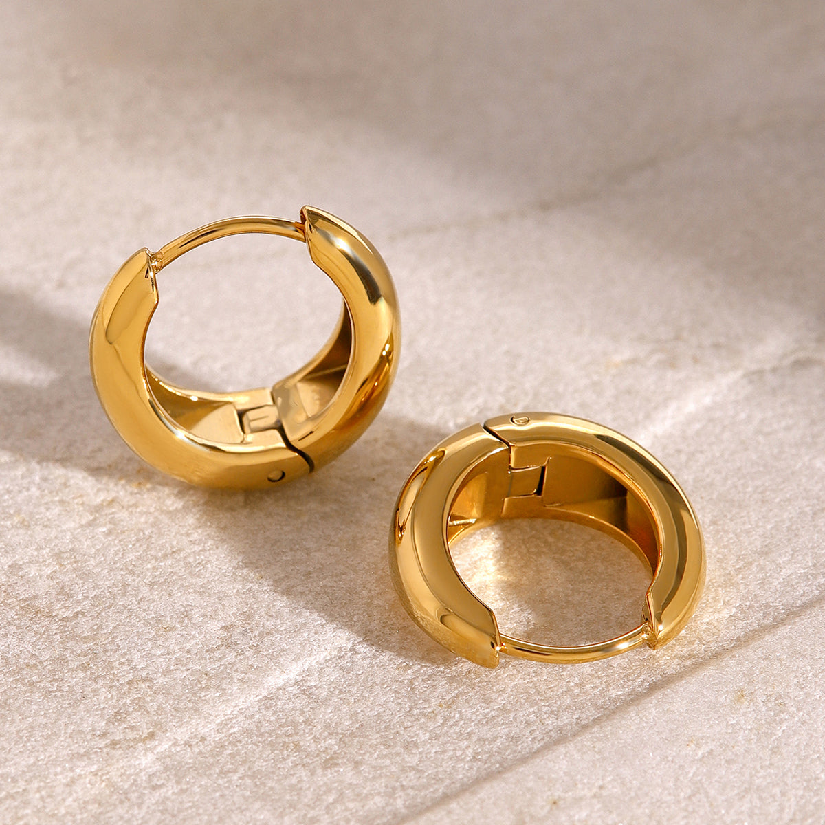 Iris – Geometrische Huggie-Ohrringe aus Gold