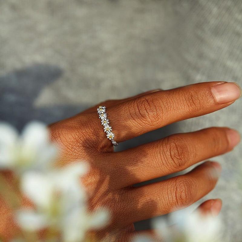 Flavia – Verstellbarer Ring mit emaillierter Margerite aus Silber