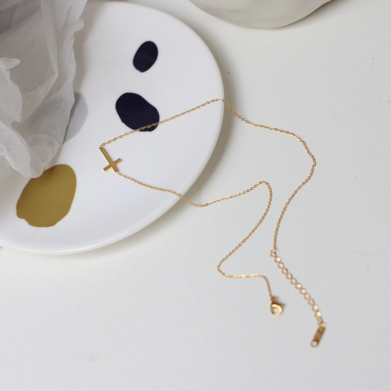 Nelly – Minimalistisches Kreuzhalsband aus Gold