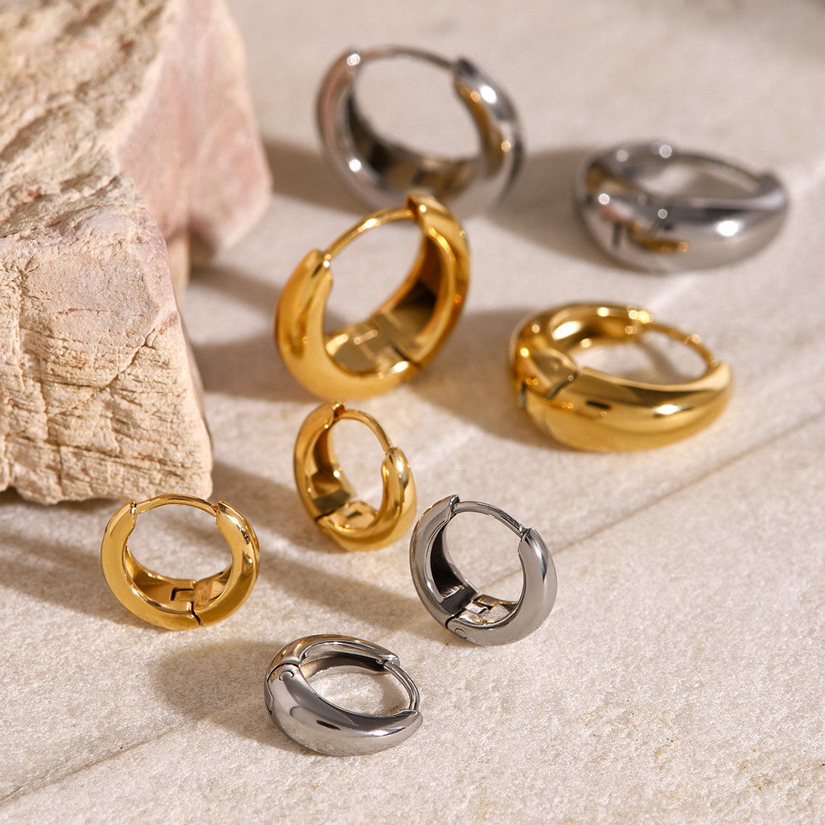 Iris – Geometrische Huggie-Ohrringe aus Gold