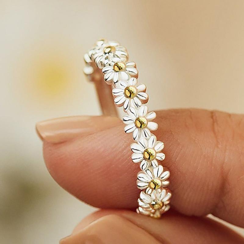 Flavia – Verstellbarer Ring mit emaillierter Margerite aus Silber