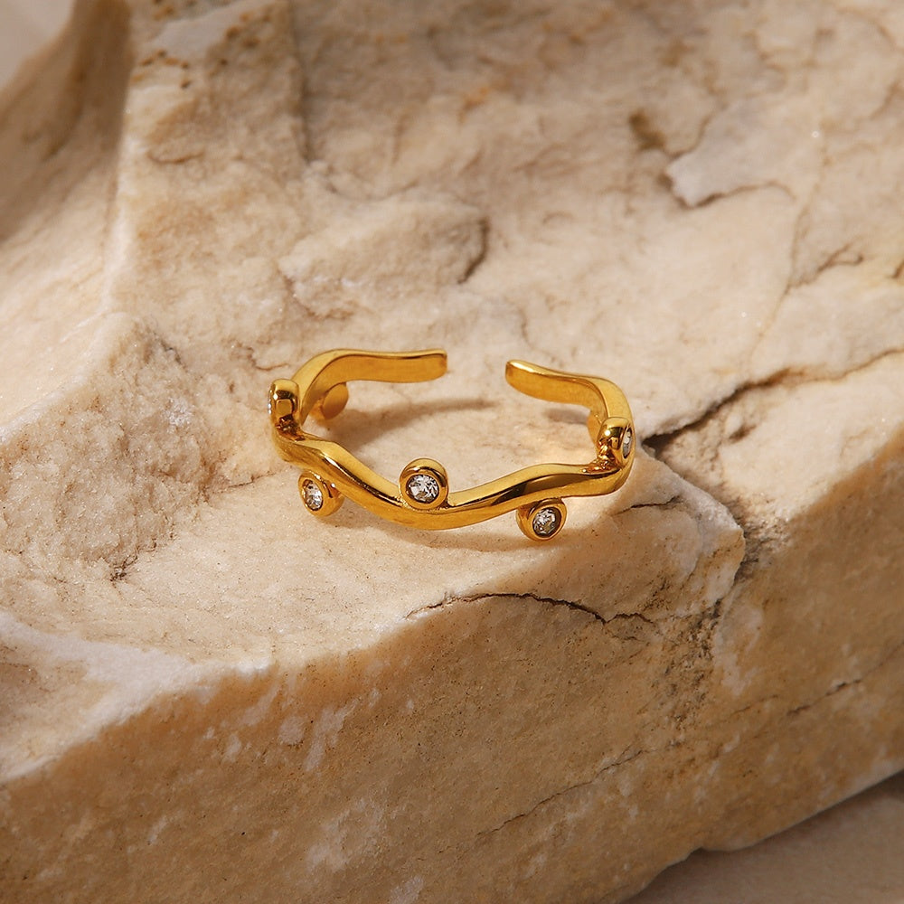 Willow – Goldring in Blattform mit verstellbaren Zirkonias