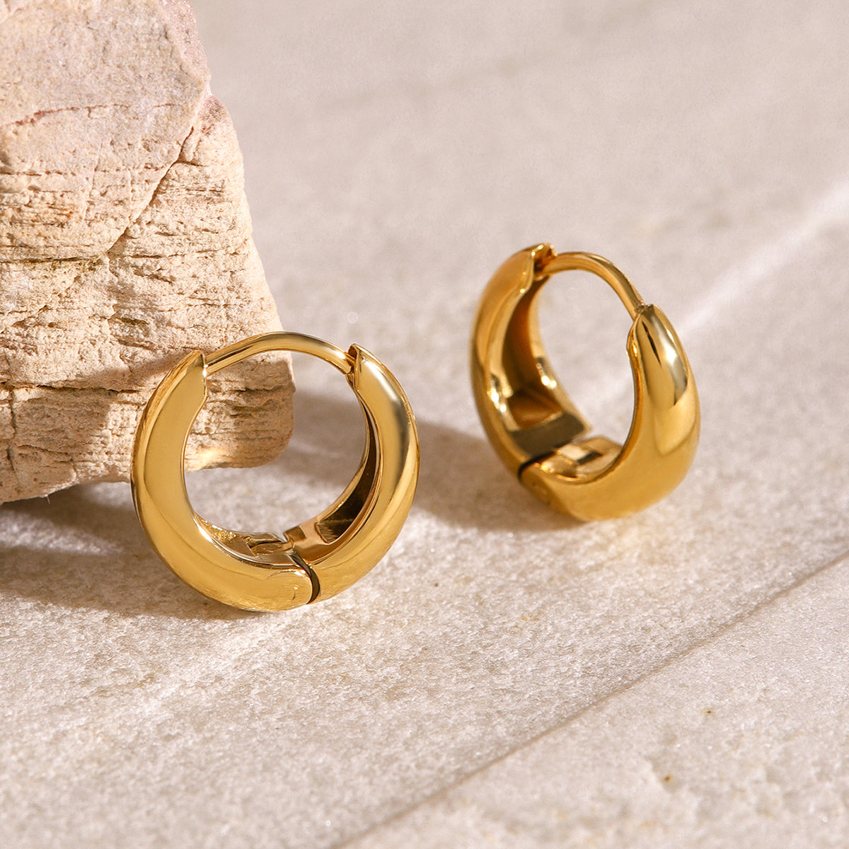 Iris – Geometrische Huggie-Ohrringe aus Gold