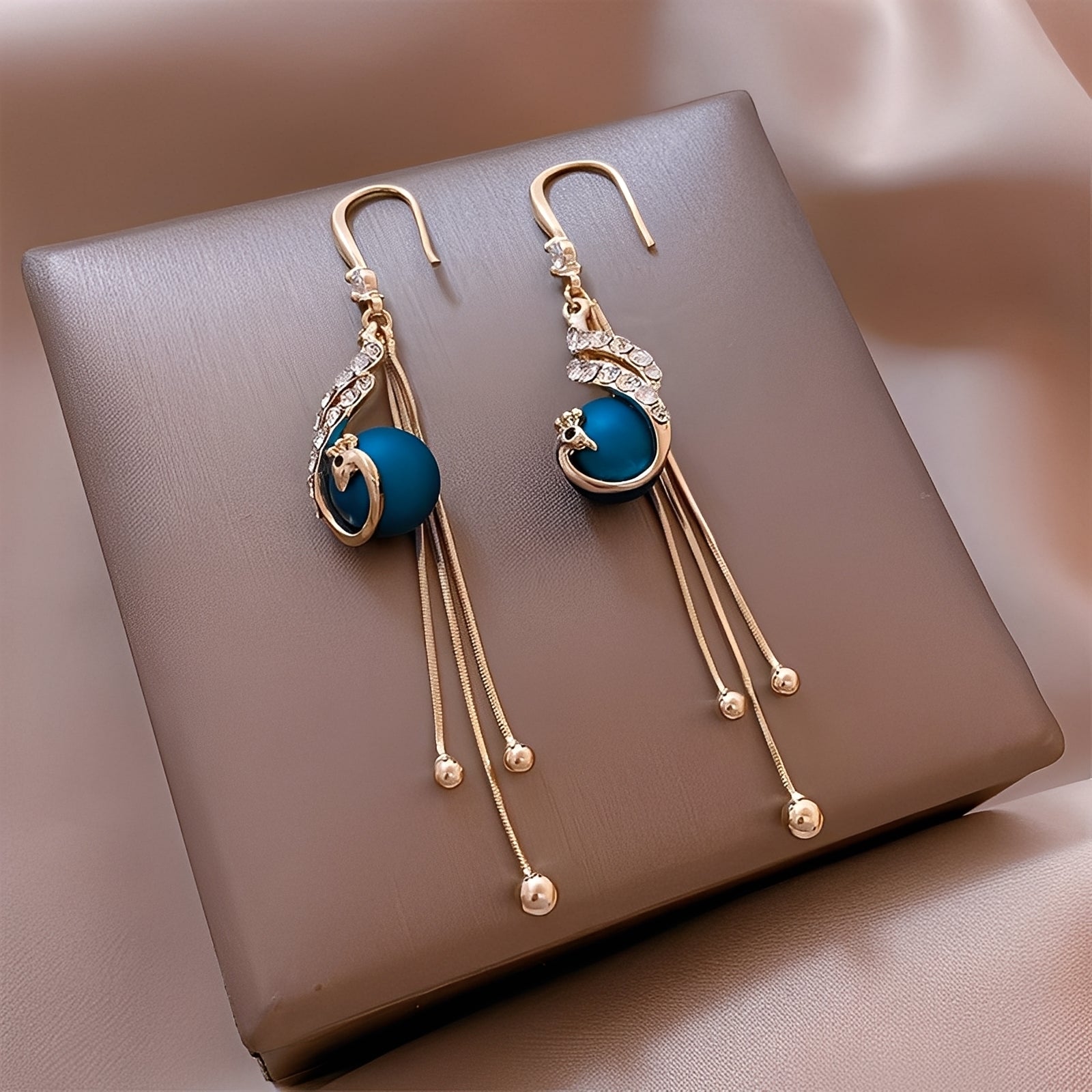 Sheynn – Festliche Ohrringe mit blauen Perlen