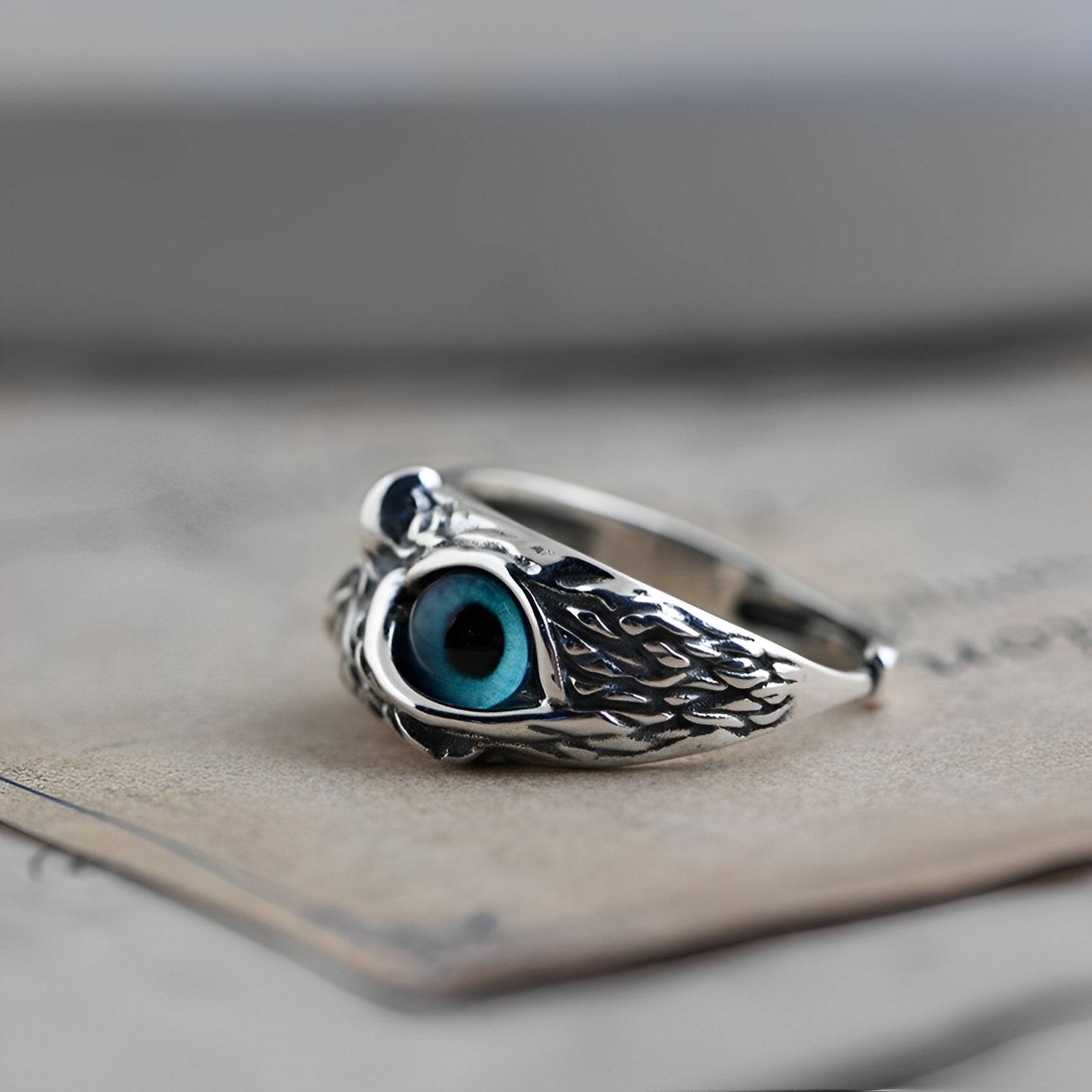 Niva – Verstellbarer Amulett-Ring aus Silber und Opal