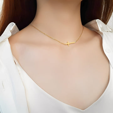 Nelly – Minimalistisches Kreuzhalsband aus Gold