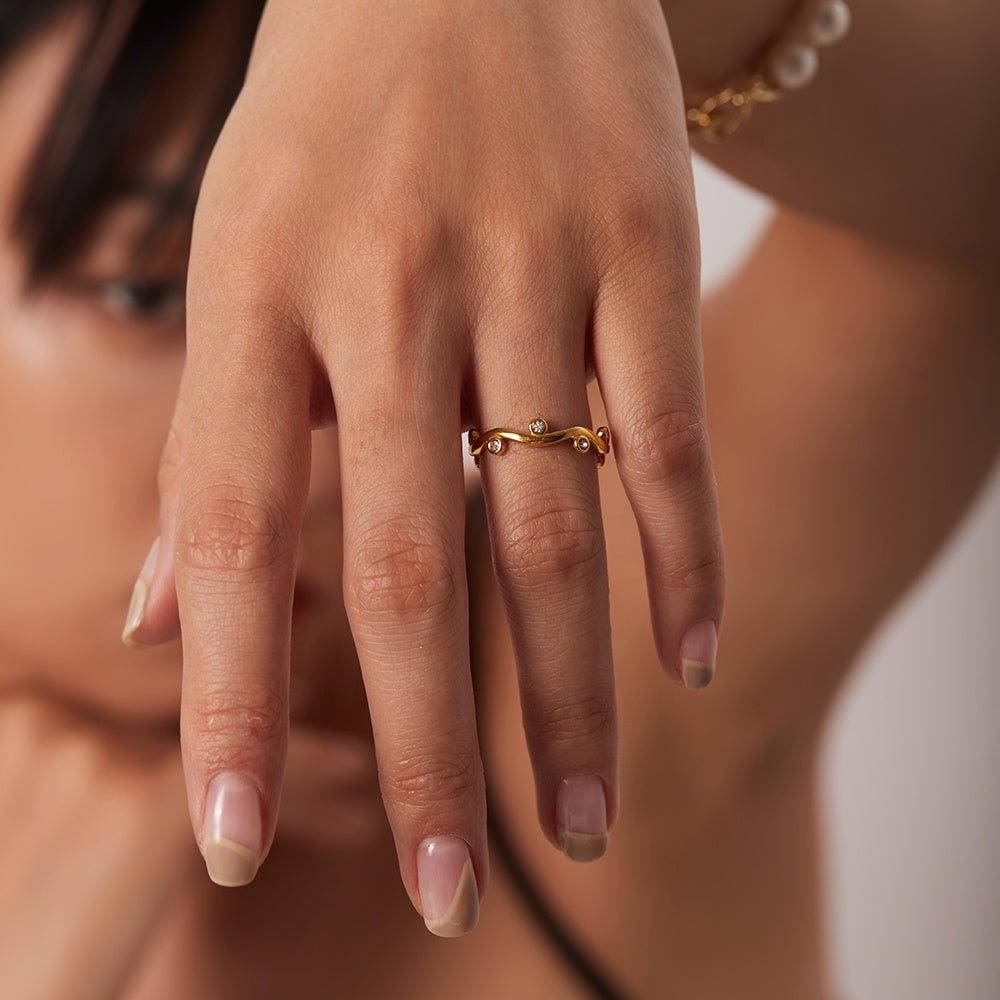 Willow – Goldring in Blattform mit verstellbaren Zirkonias