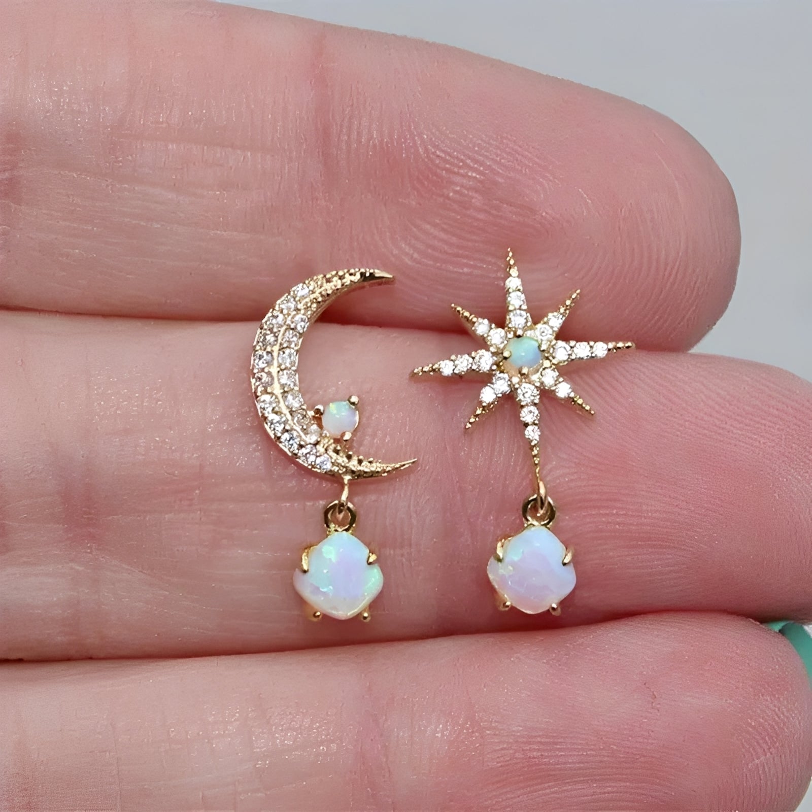 Astra – Goldene Ohrringe mit Mond und Stern aus Opal