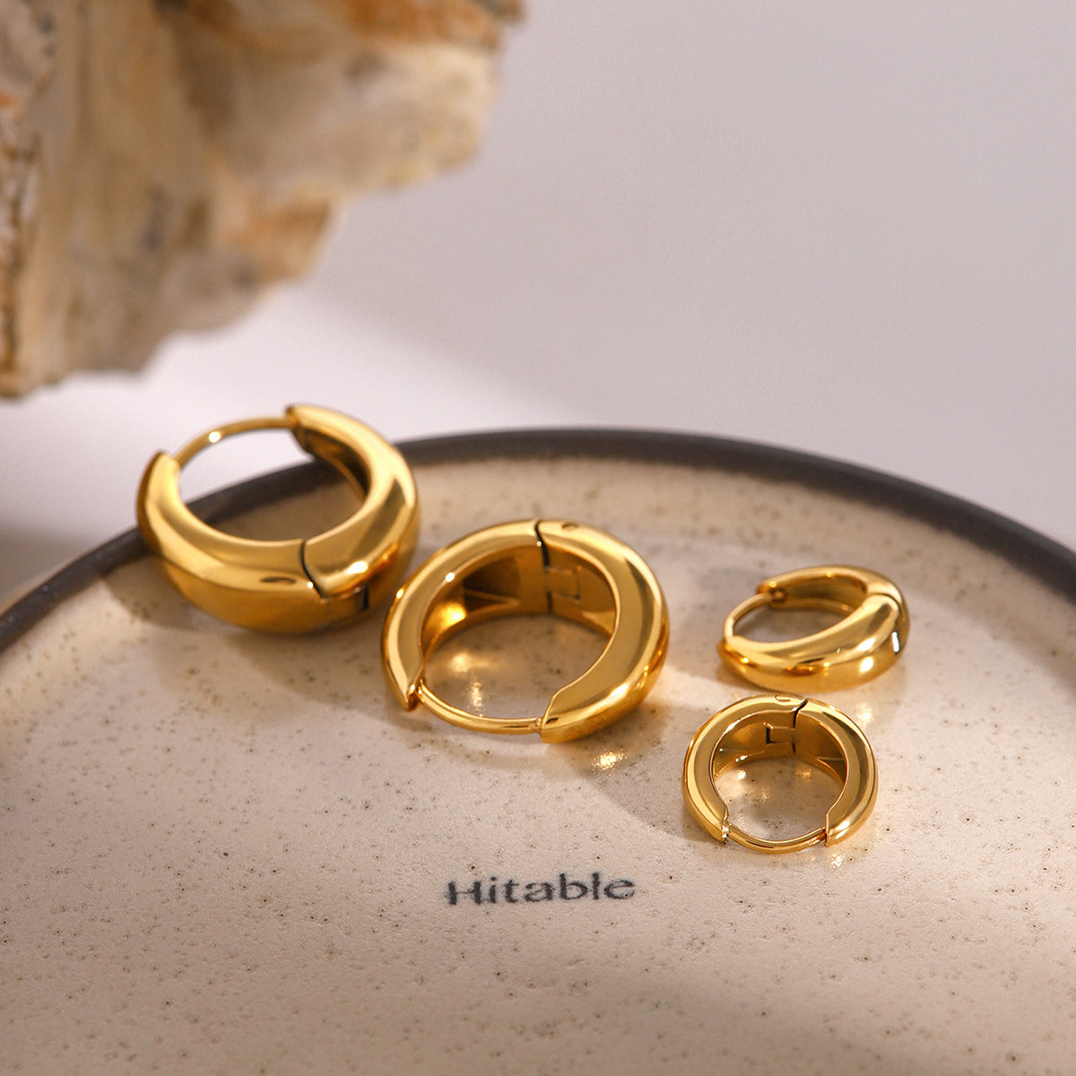 Iris – Geometrische Huggie-Ohrringe aus Gold